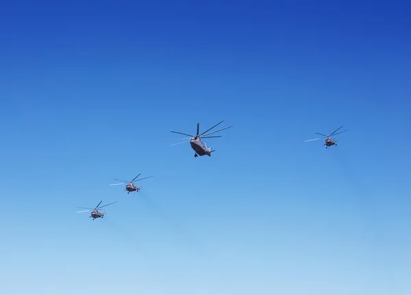Транспортные вертолеты в полете — стоковое фото